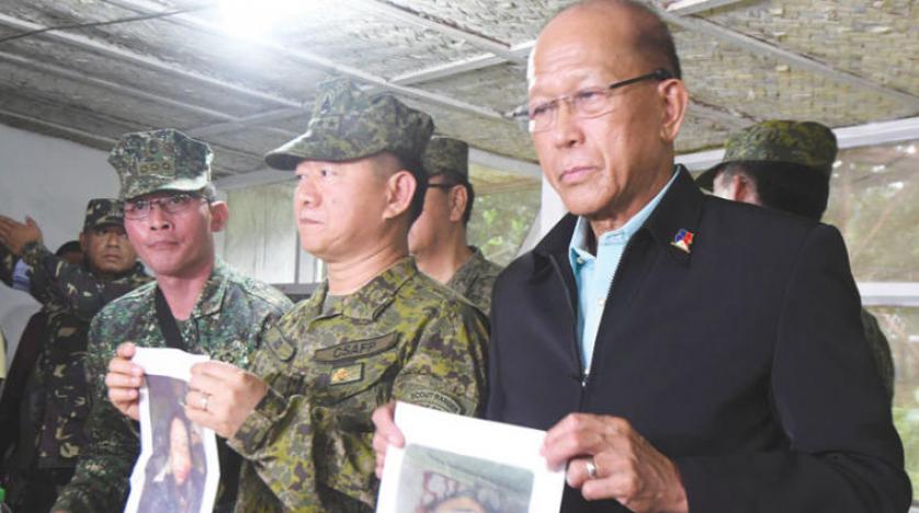 وزير الدفاع الفلبينى و رئيس الأركان نتائج العملية العكسرية