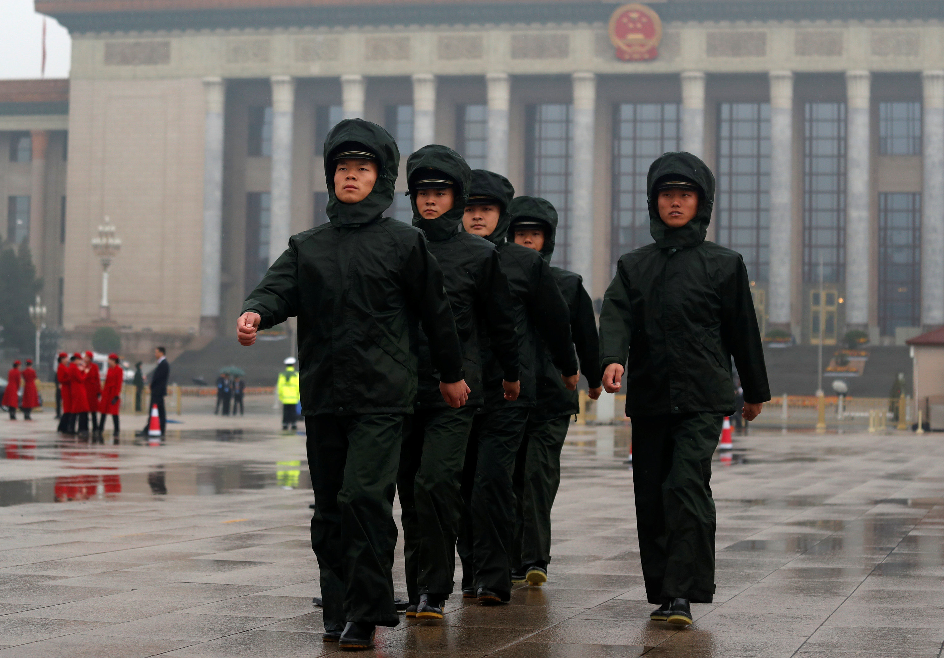 دوريات أمنية فى محيط قاعة الشعب الكبرى بالصين
