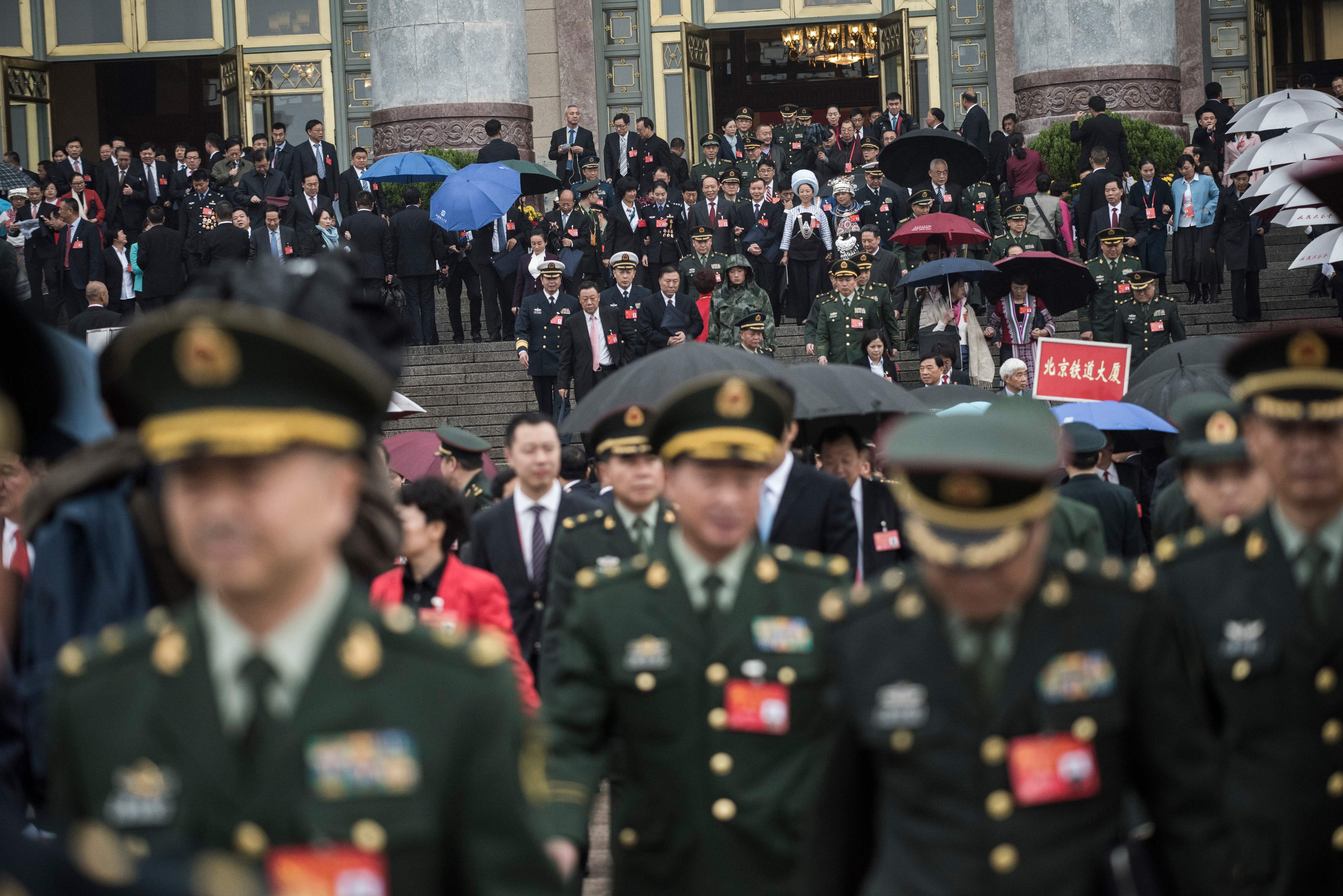 المندوبين العسكريين يغادرون القاعة عقب نهاية كلمة الرئيس الصينى