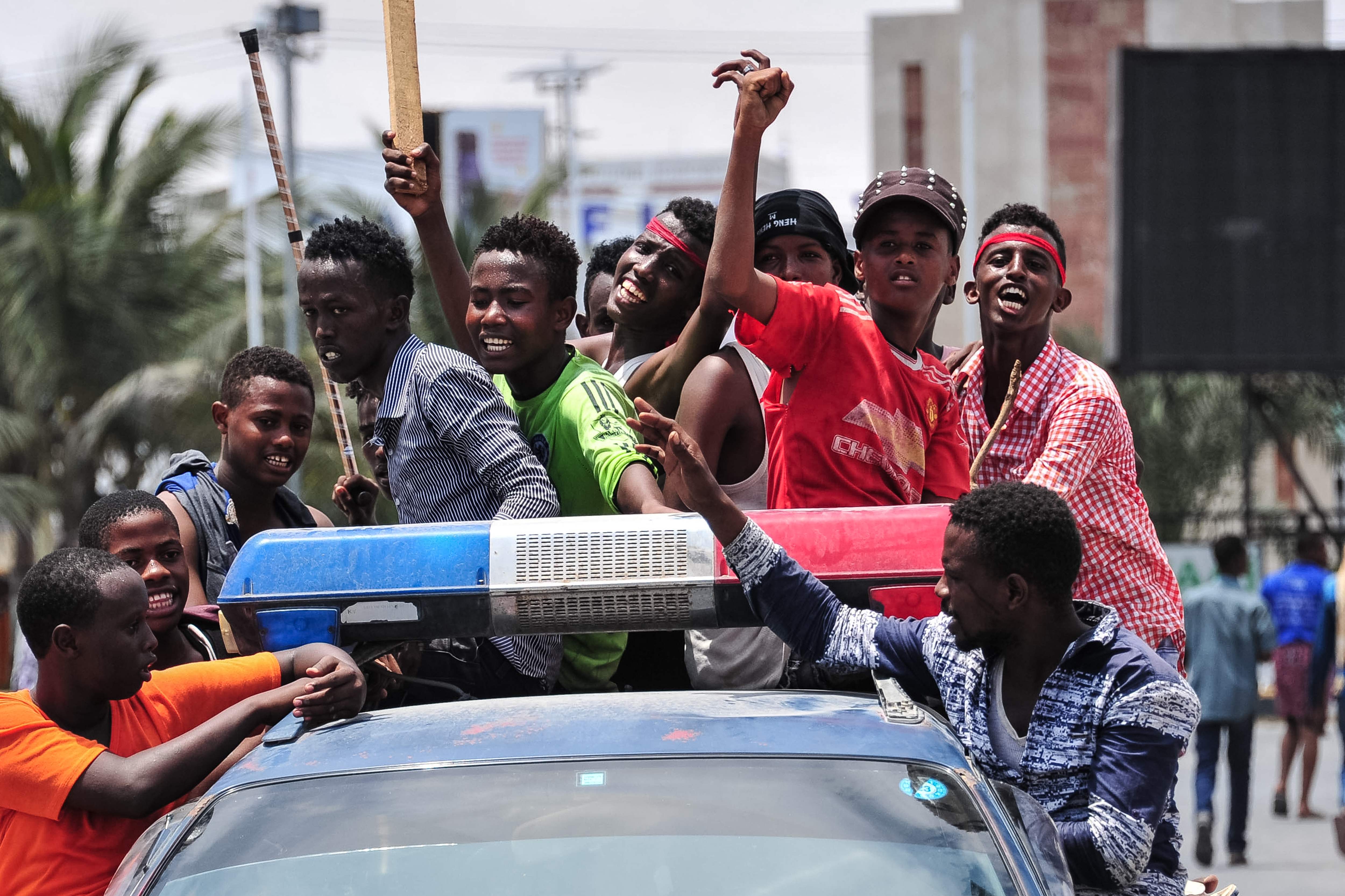 تظاهرات علي سيارات الشرطة فى مقديشو ضد الإرهاب