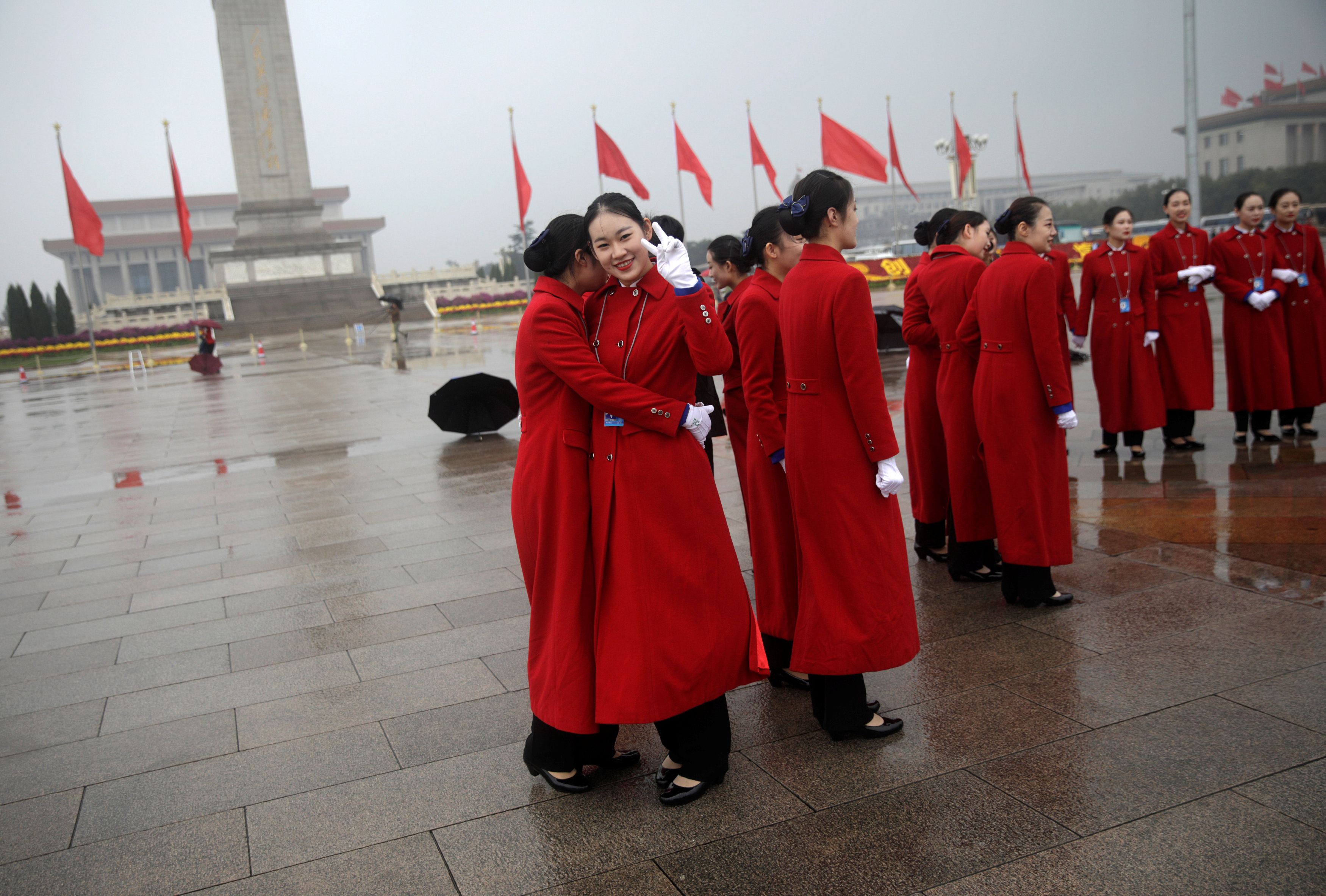 فتيات يلتقطن صور تذكارية خلال احتفالات الصين