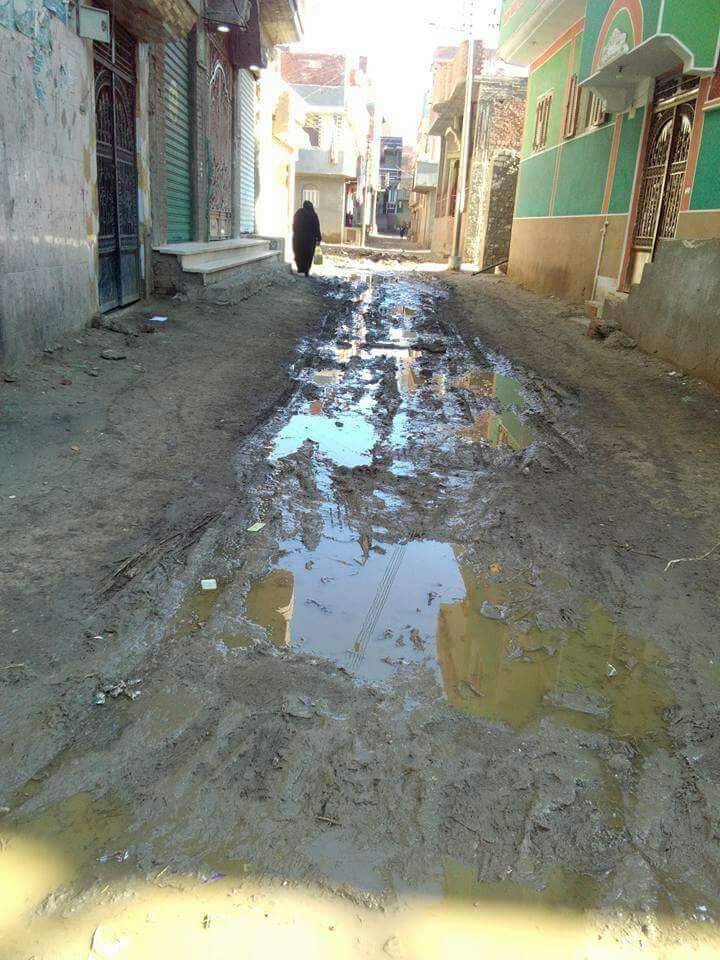 طفح مياه المجارى فى كل شوارع قرية كماشة