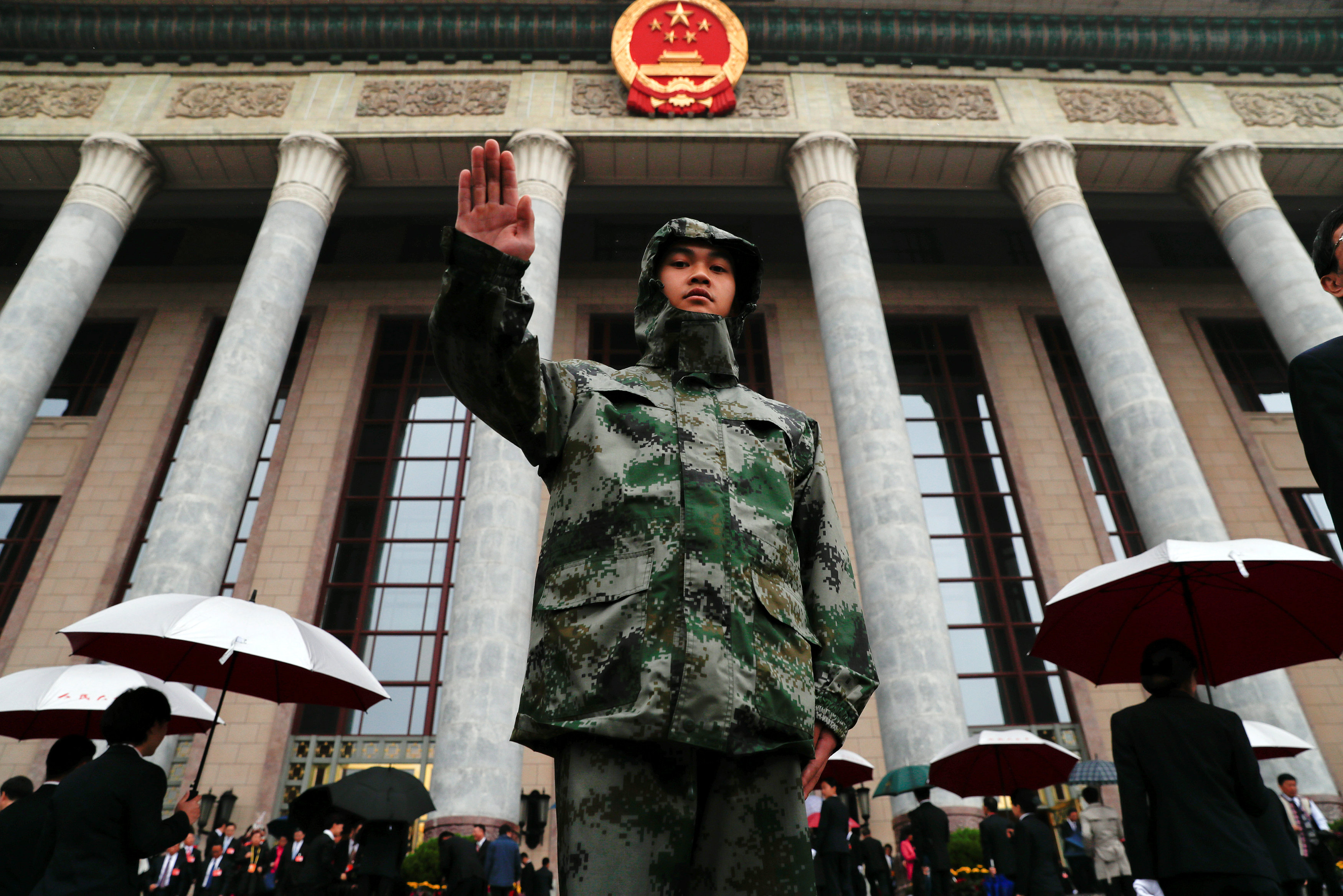 جندى يقف أمام البوابة الرئيسية لقاعة الشعب الكبرى بالصين