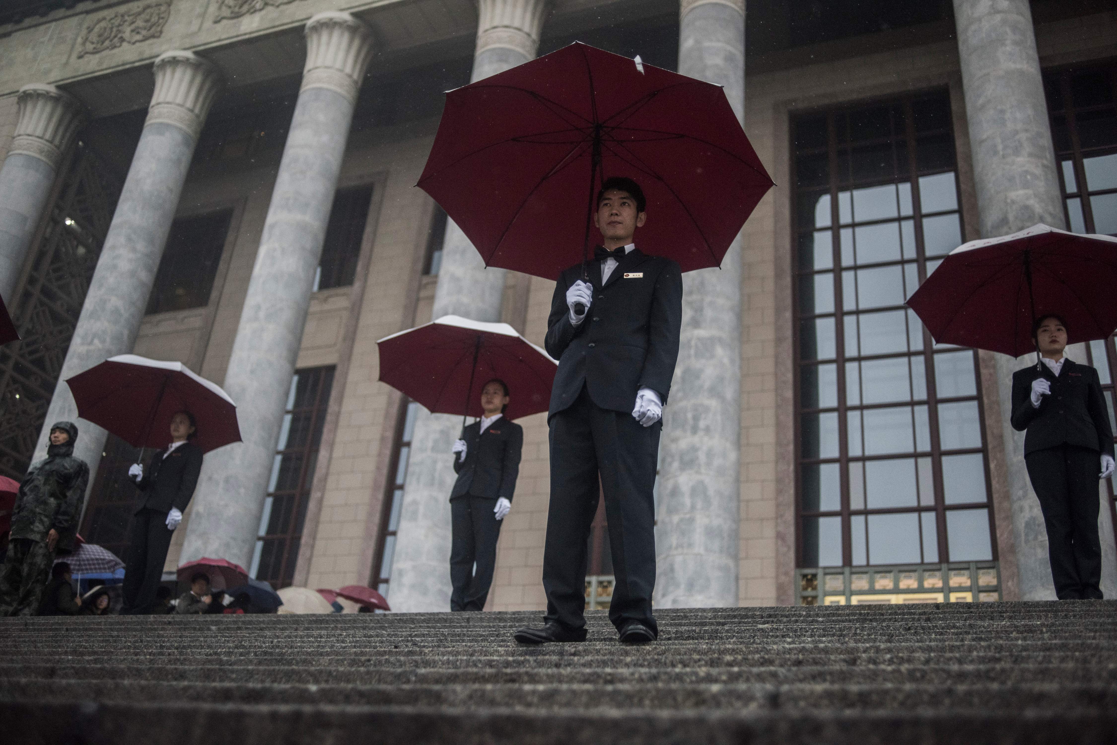 أفراد الأمن أمام البوابة الرئيسية لقاعة الشعب الكبرى فى الصين