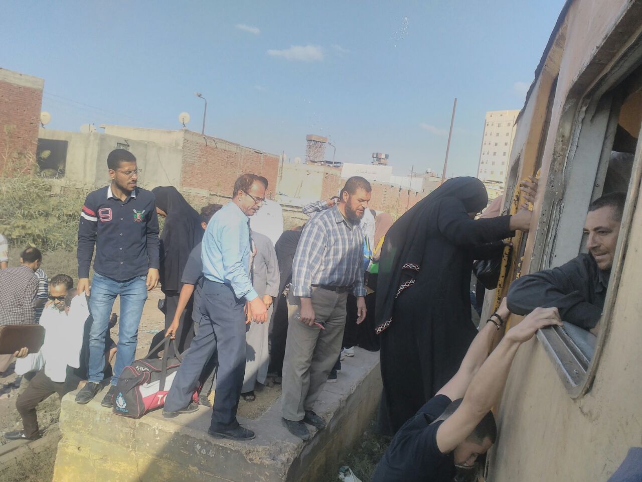جانب اخر من صور خروج المواطنين من القطار
