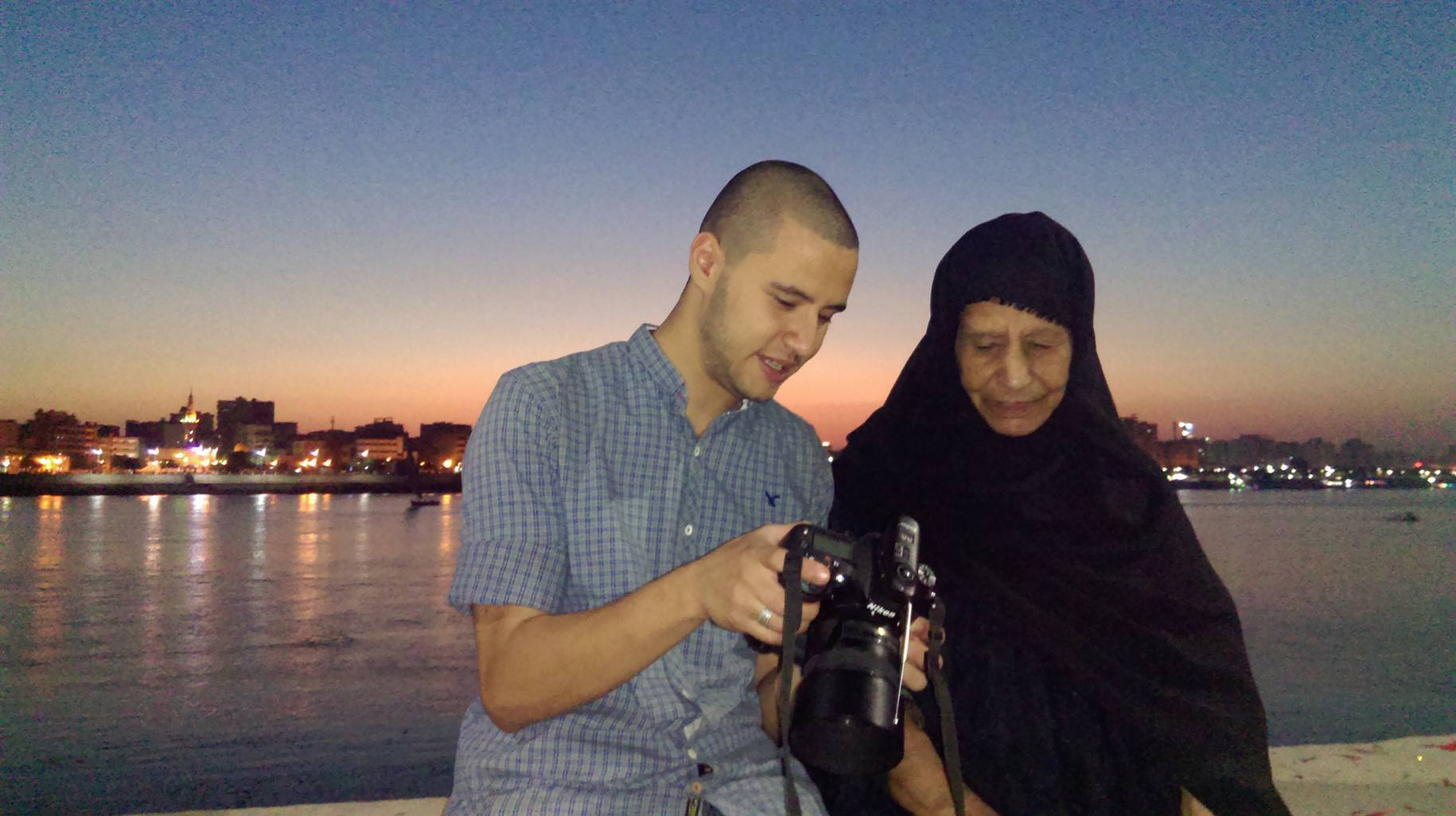 عبد الله مع الجدة بطلة الفوتوسيشن