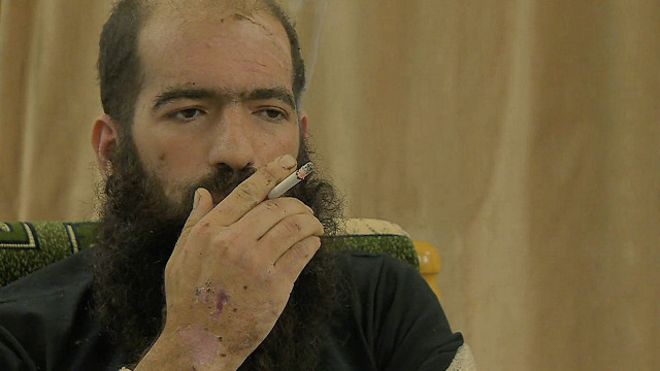 مقاتل داعشى يطلب تدخين السجائر
