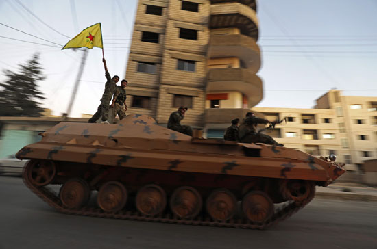 جنود يحتفلون أعلى الآليات العسكرية بتحرير مدينة الرقة