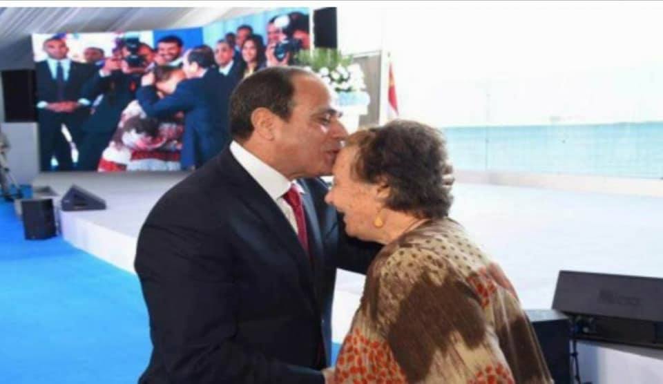 الرئيس السيسي خلال تقبيله لرأس الفدائية