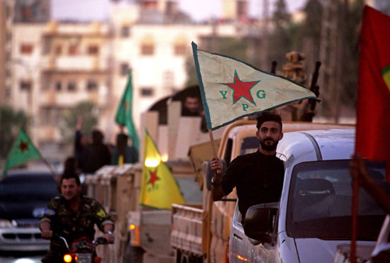 احتفالات بأعلام سوريا الديمقراطية عقب تحرير مدينة الرقة