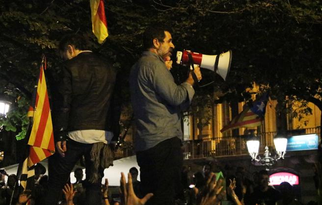 صور قيادي الجمعية الوطنية الكتالونية، جوردي سانشيث يحشد المواطنين مستخدما مكبر صوت من فوق إحدى سيارات دورية شرطة الحرس المدني