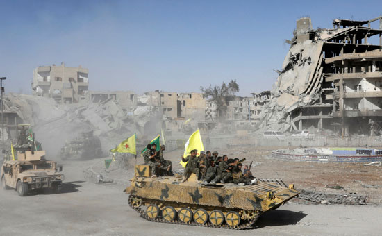 آليات قوات سوريا الديمقراطية تسيطر على مدينة الرقة