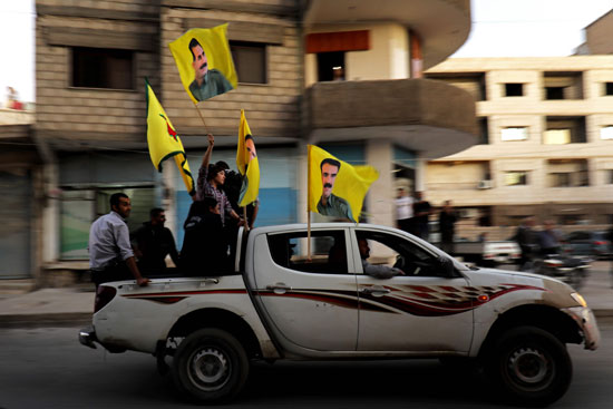 سيارة تجوب شوارع الرقة بمقاتلين سوريين احتفالًا بالنصر على داعش