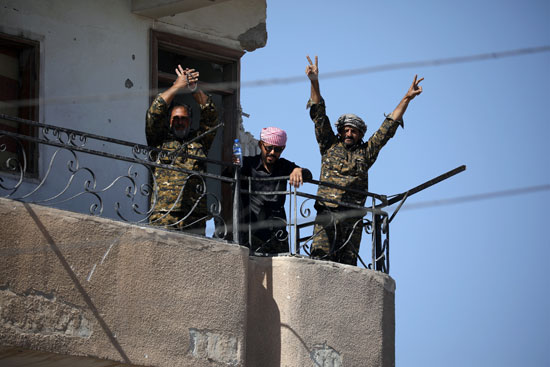 عناصر سوريا الديمقراطية يحتفلون بالنصر من داخل المنازل بالرقة