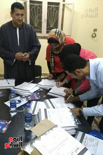 شباب الأقصر خلال توقيع استمارات حملة "علشان نبنيها"