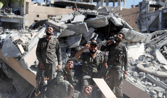 مقاتلو القوات السورية فى مدينة الرقة عقب النصر