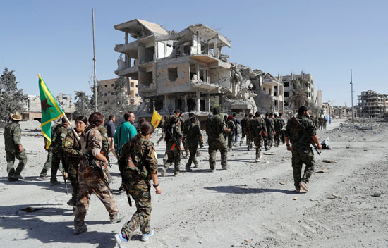 قوات سوريا الديمقراطية تمشط شوارع الرقة عقب تحريرها