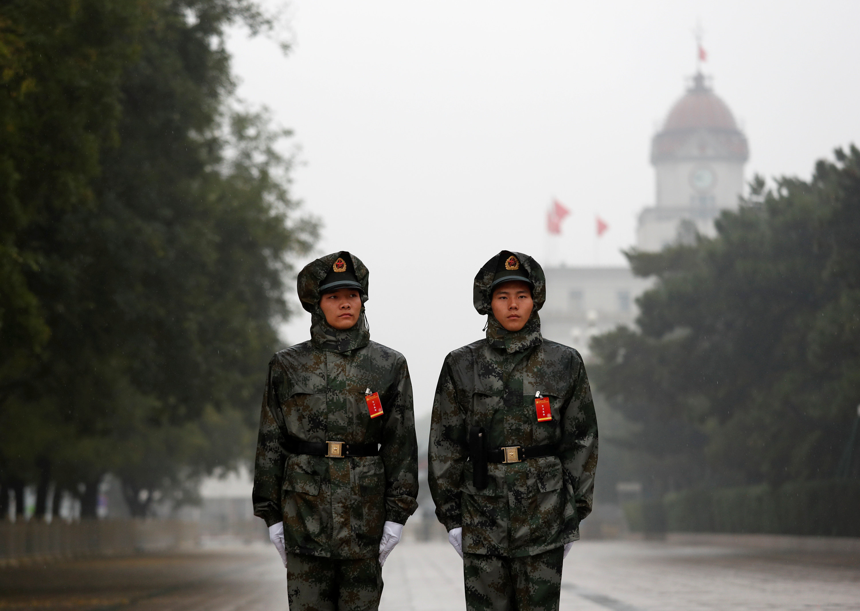 أفراد الأمن خلال تأمين قاعة الشعب الكبرى بالصين