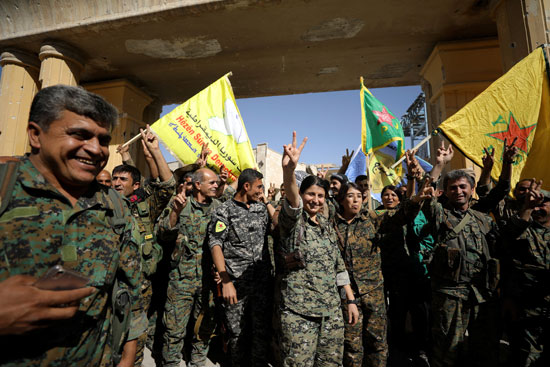 قائدة سوريا الديمقراطية تحتفل وسط جنودها بالانتصار فى الرقة