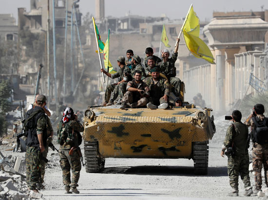 آليات القوات السورية تتجول فى شوارع الرقة عقب تحريرها