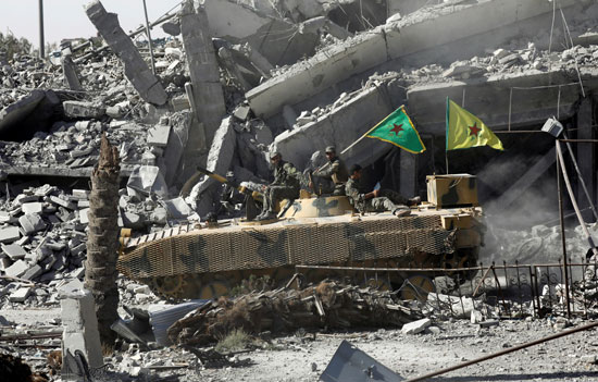 دبابة تابعة لسوريا الديمقراطية فى مدينة الرقة