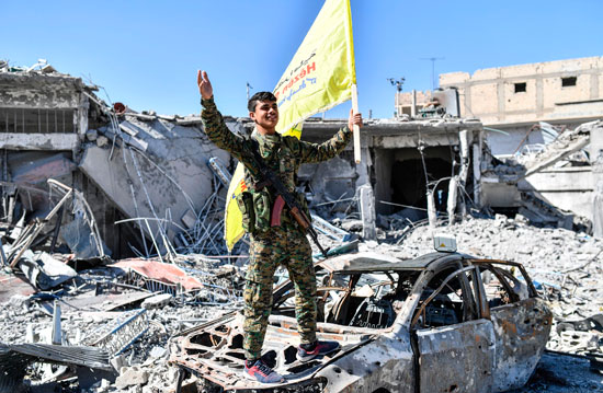 احتفالات خاصة لمقاتلى سوريا الديمقراطية بالانتصار على داعش