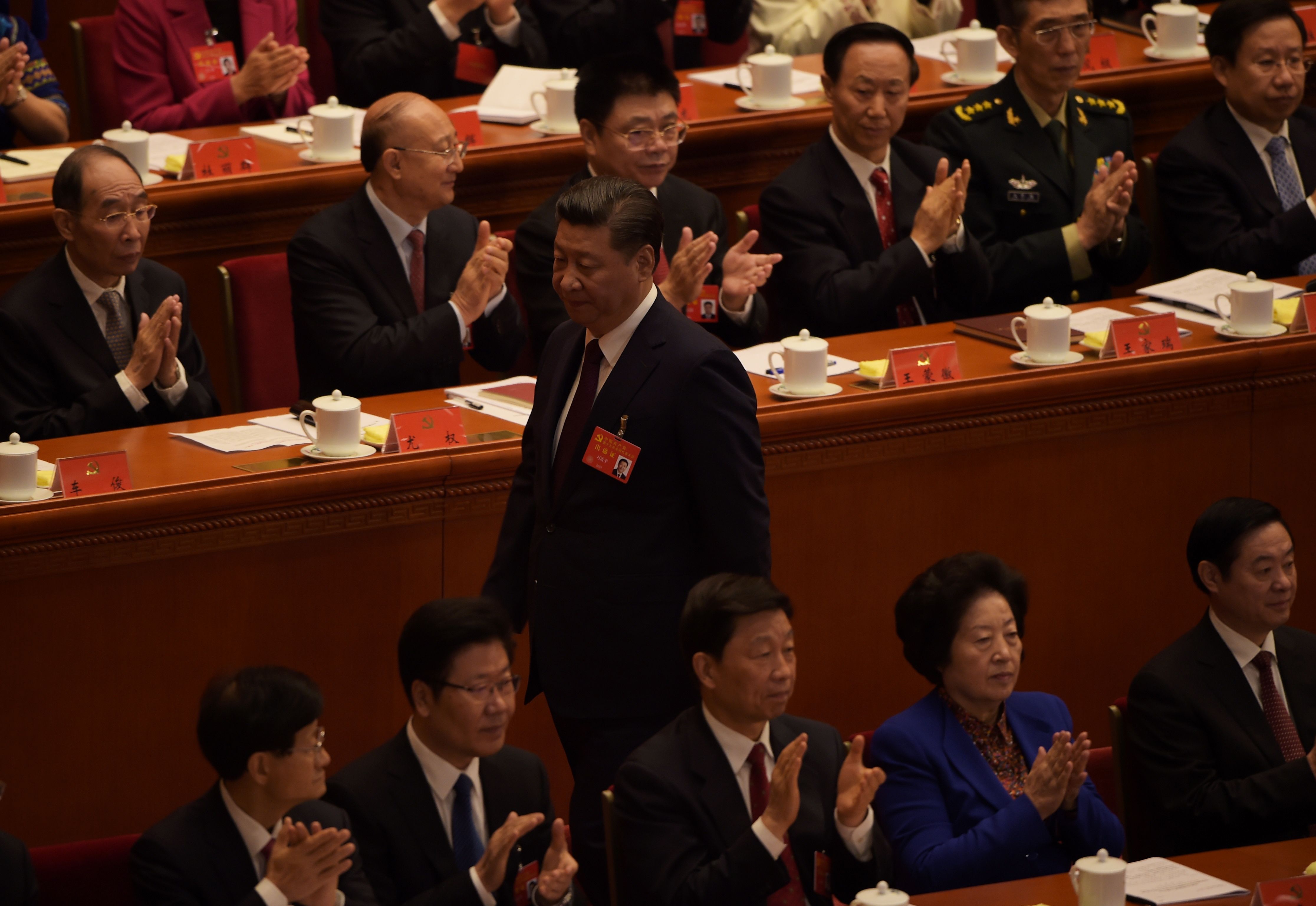 الرئيس الصيني يسير وسط الحضور