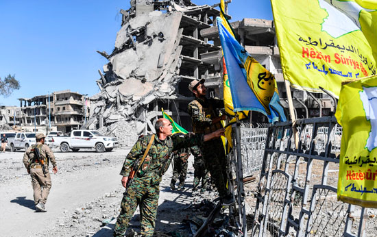 تثبيت أعلام القوات السورية فى شوارع الرقة عقب تحريرها