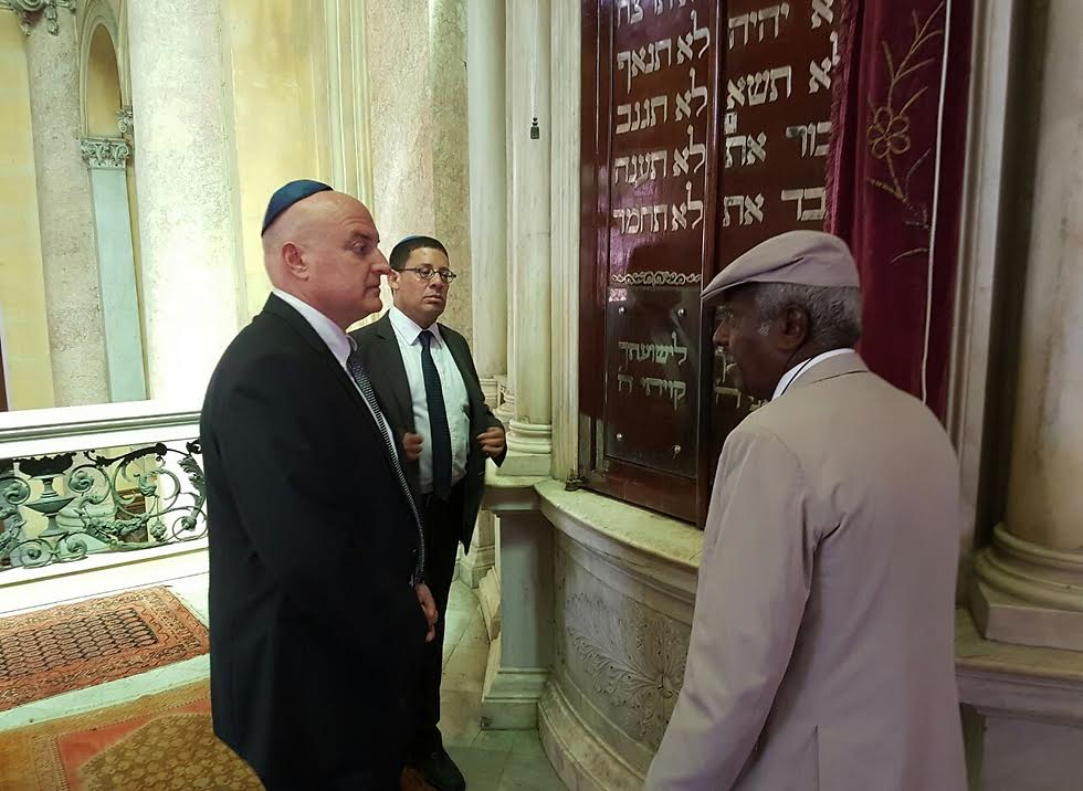 السفير الإسرائيلى يتحدث مع زعيم الطائفة اليهودية بمعبد الياهو