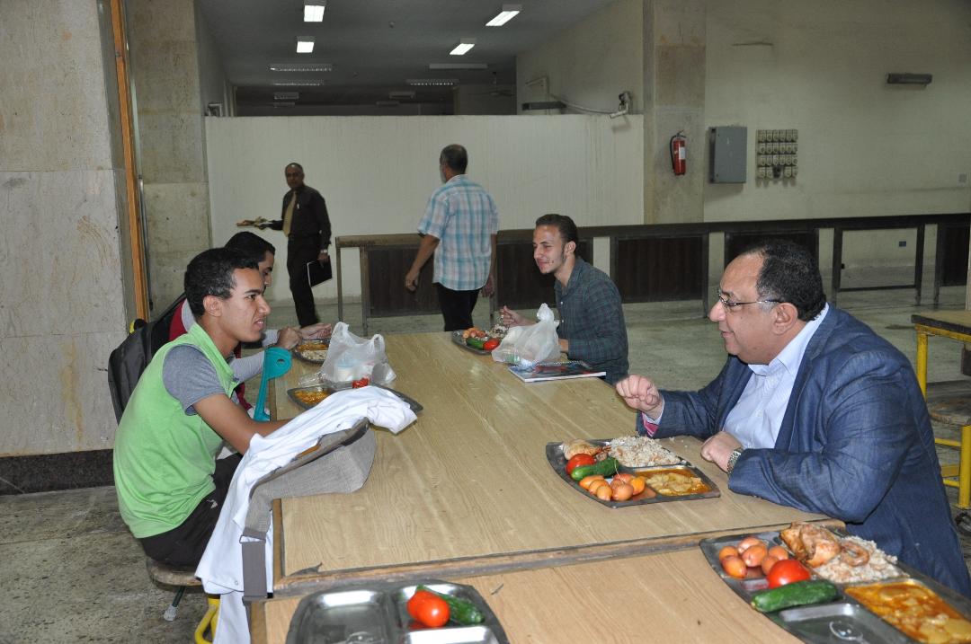 رئيس جامعة حلوان فى جولة تفقدية للمطعم المركزى (2)