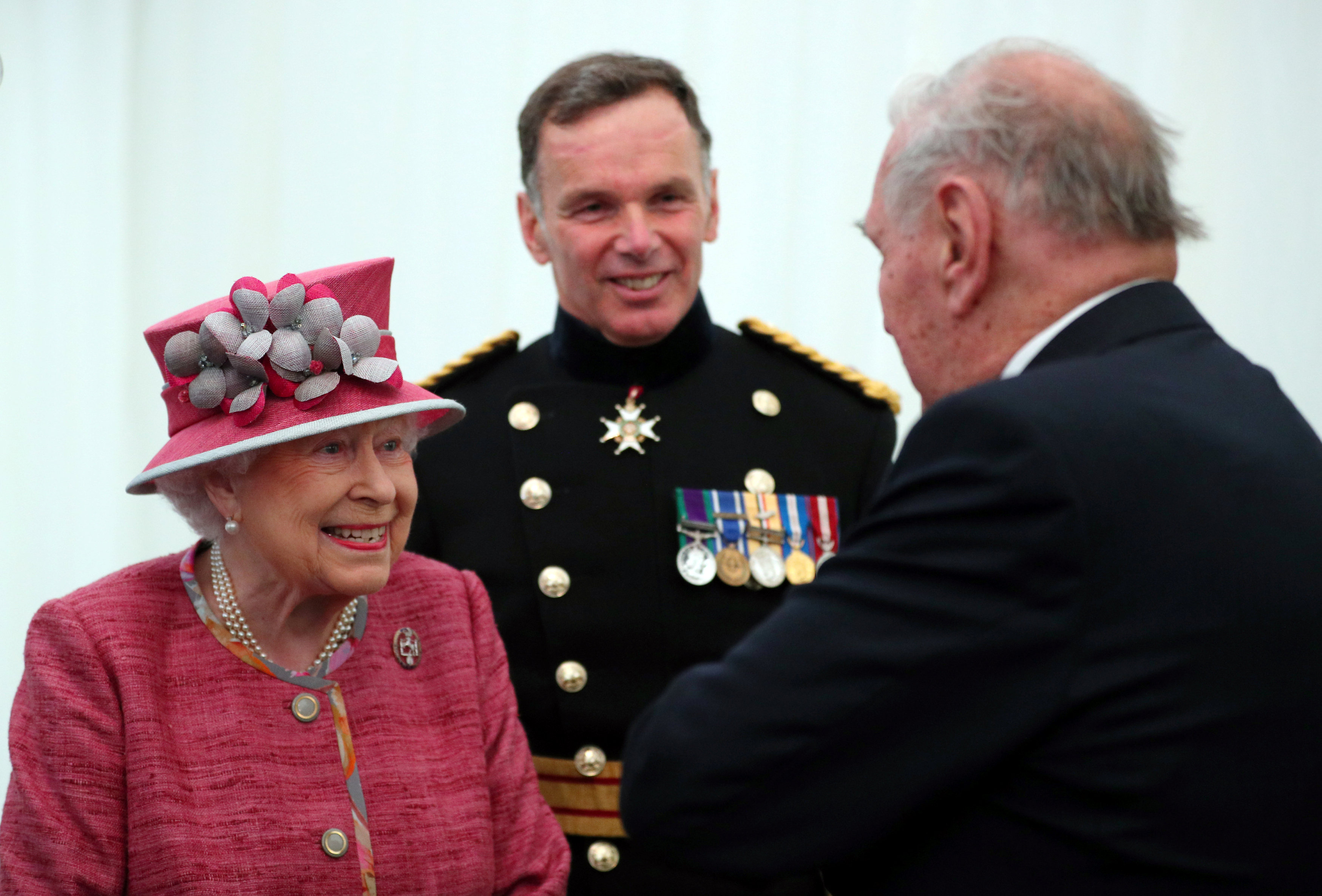 1051718-الملكة-إليزابيث-تتحدث-مع-بيرسي-أوستن-القائد-السابق-للقوات-الملكية
