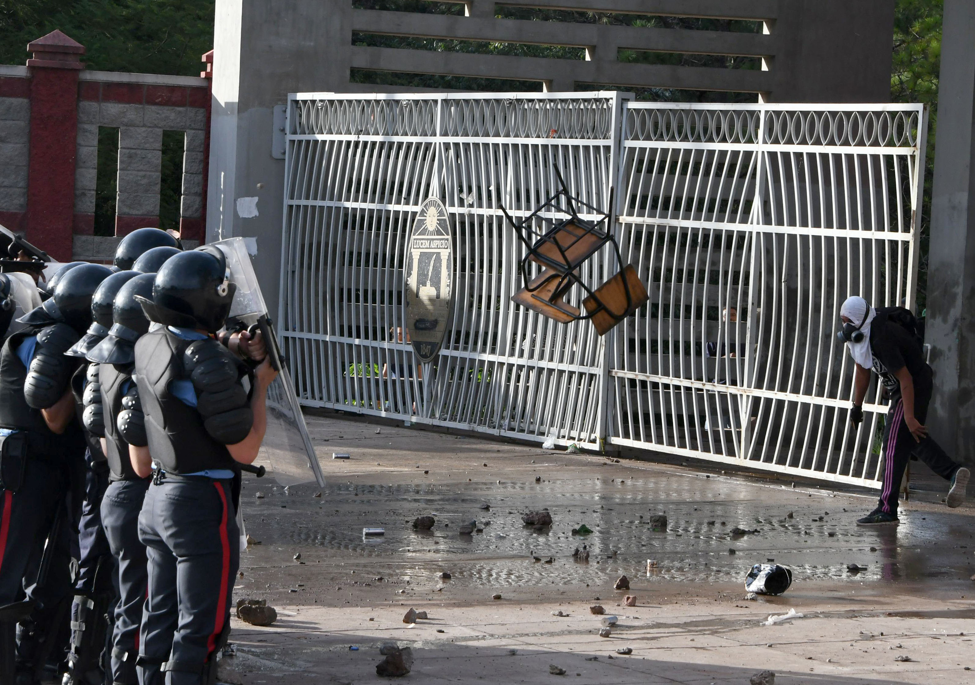 اشتباكات عنيفة بين الشرطة الهندوراسية ومحتجين على إعادة انتخاب الرئيس أورلاندو