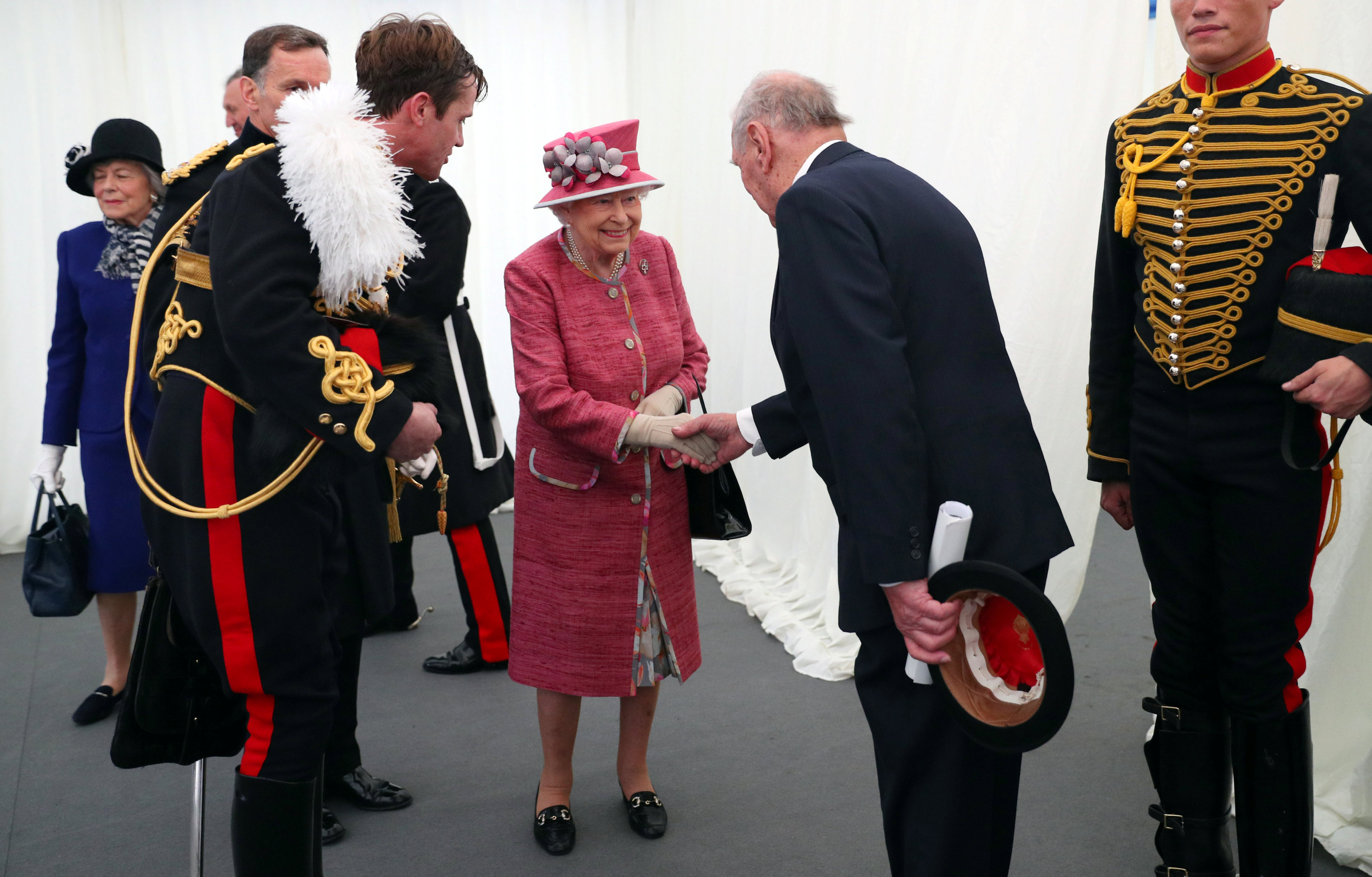 الملكة إليزابيث تصافح بيرسي أوستن القائد السابق للقوات الملكية