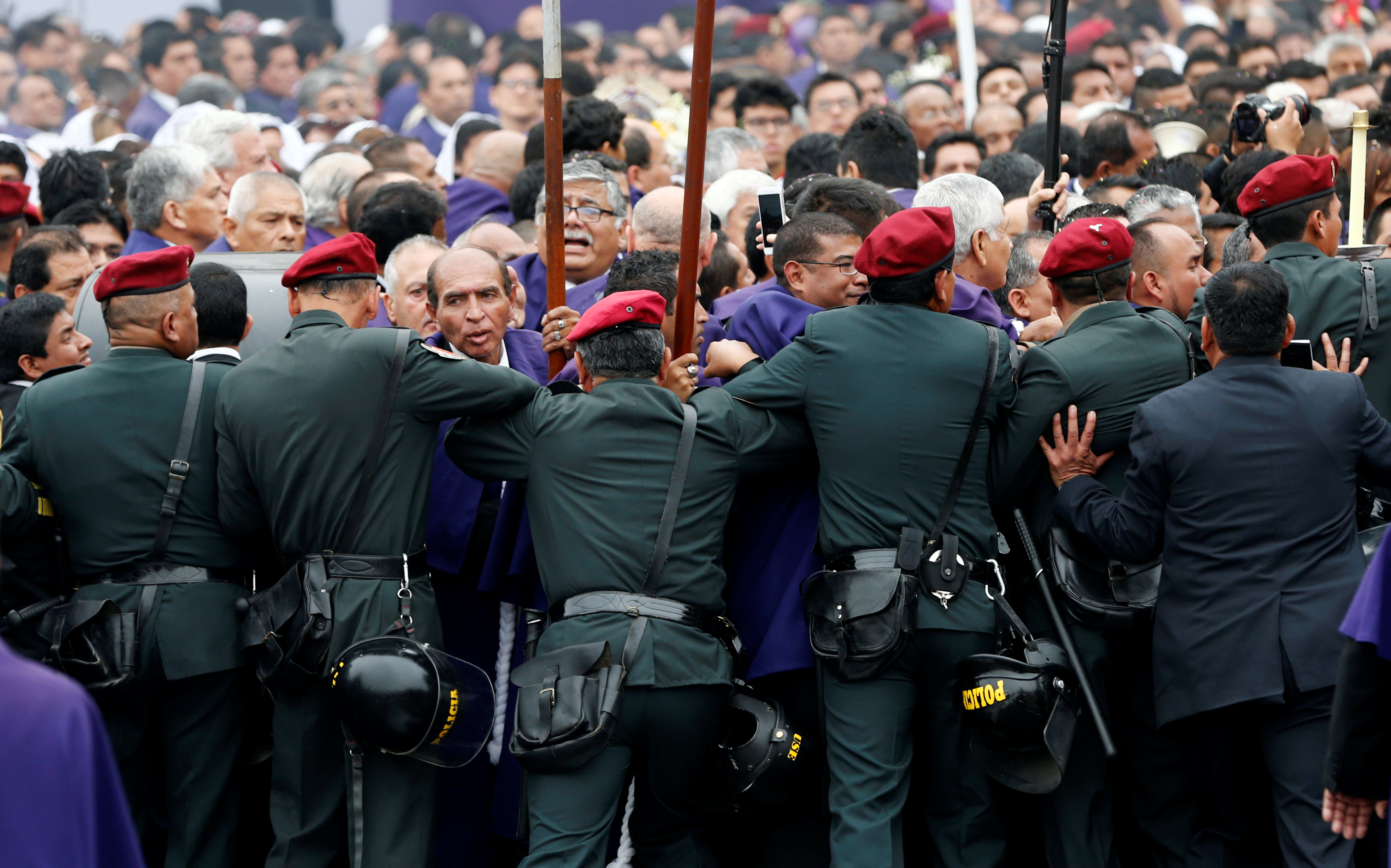 شرطة بيرو أمام المصلين المشاركين فى موكب رب المعجزات
