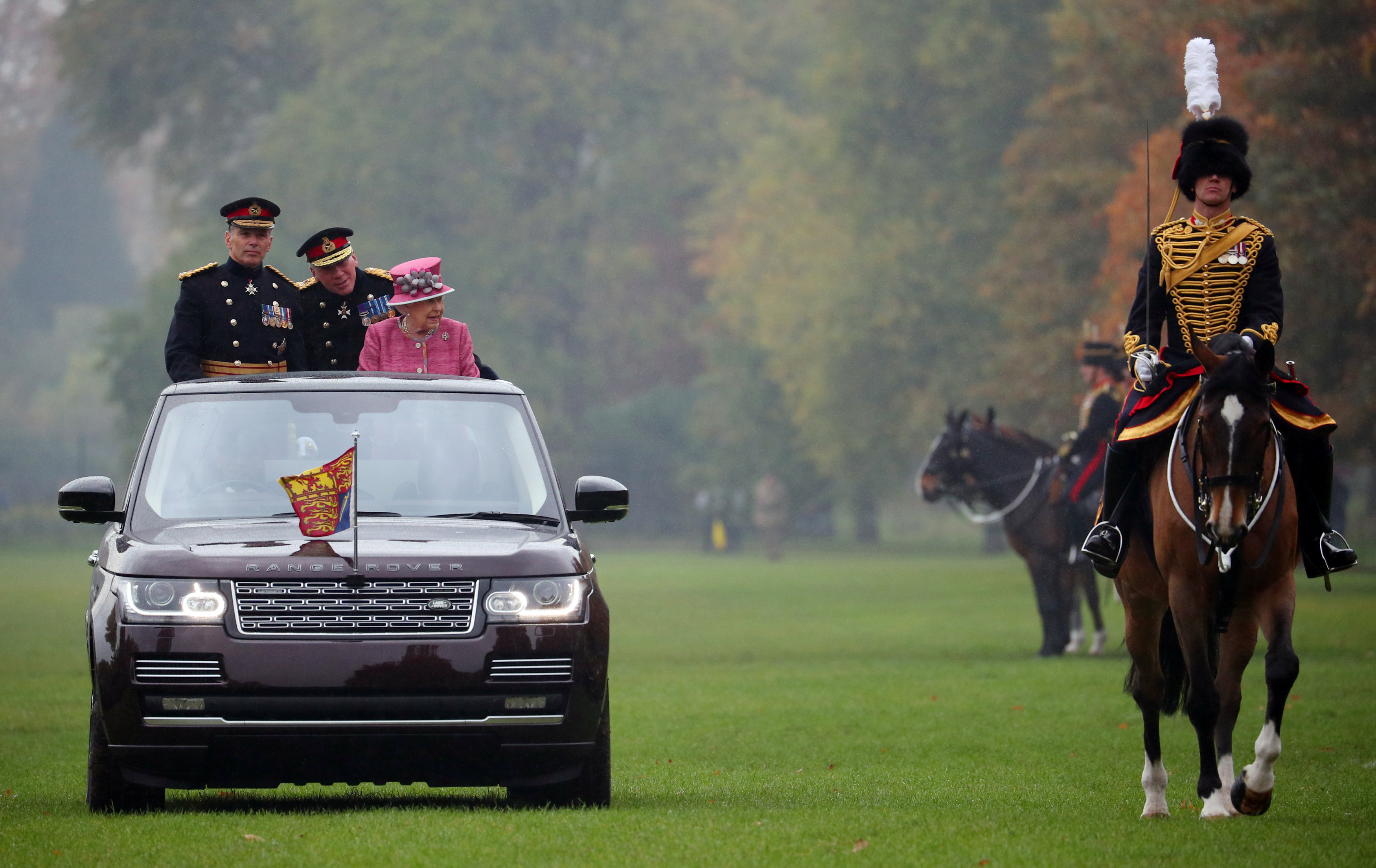 الملكة إليزابيث تتفقد القوات الملكية بسيارتها فى هايد بارك بلندن