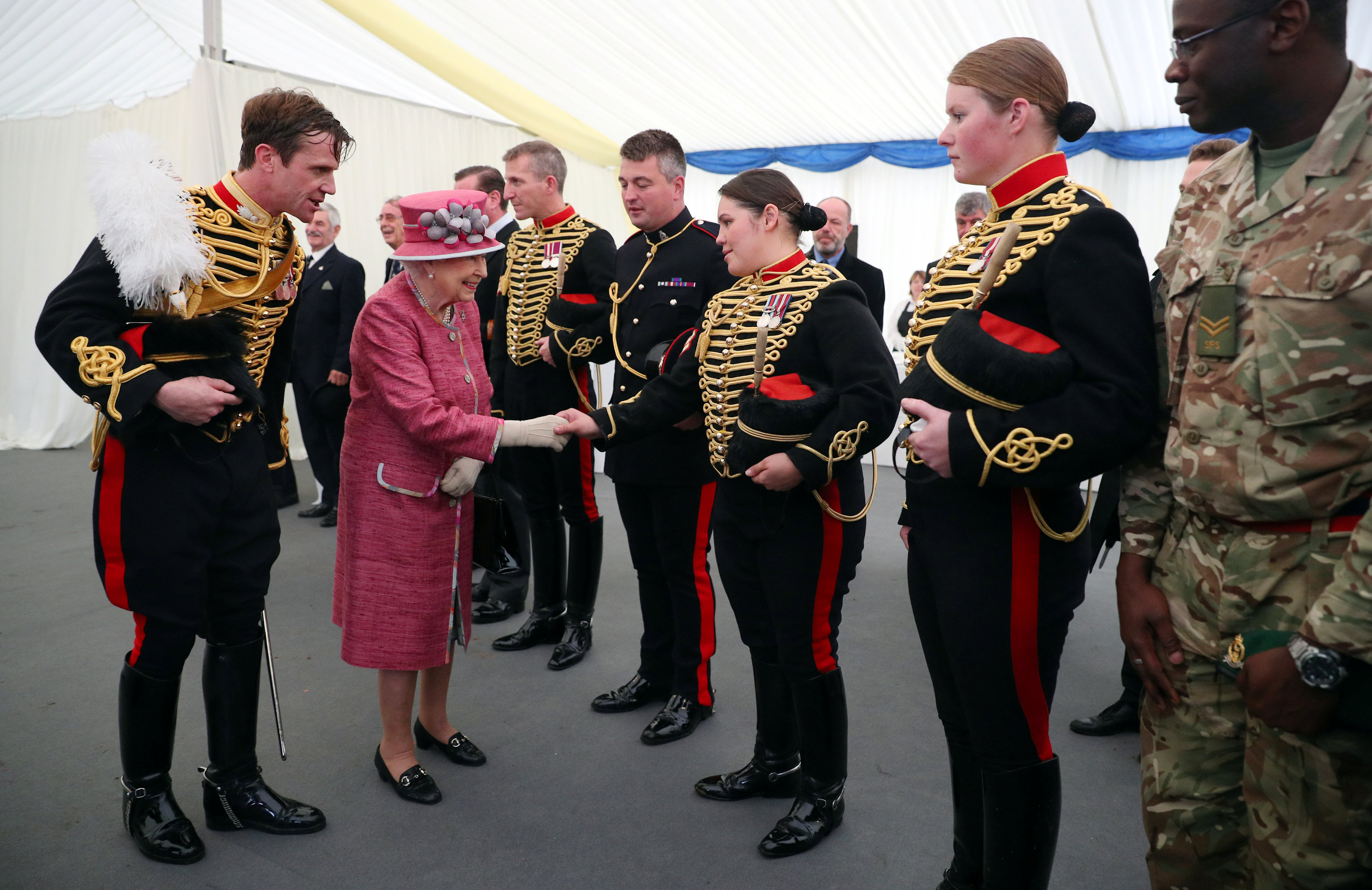 الملكة إليزابيث تصافح قوات المدفعية الملكية