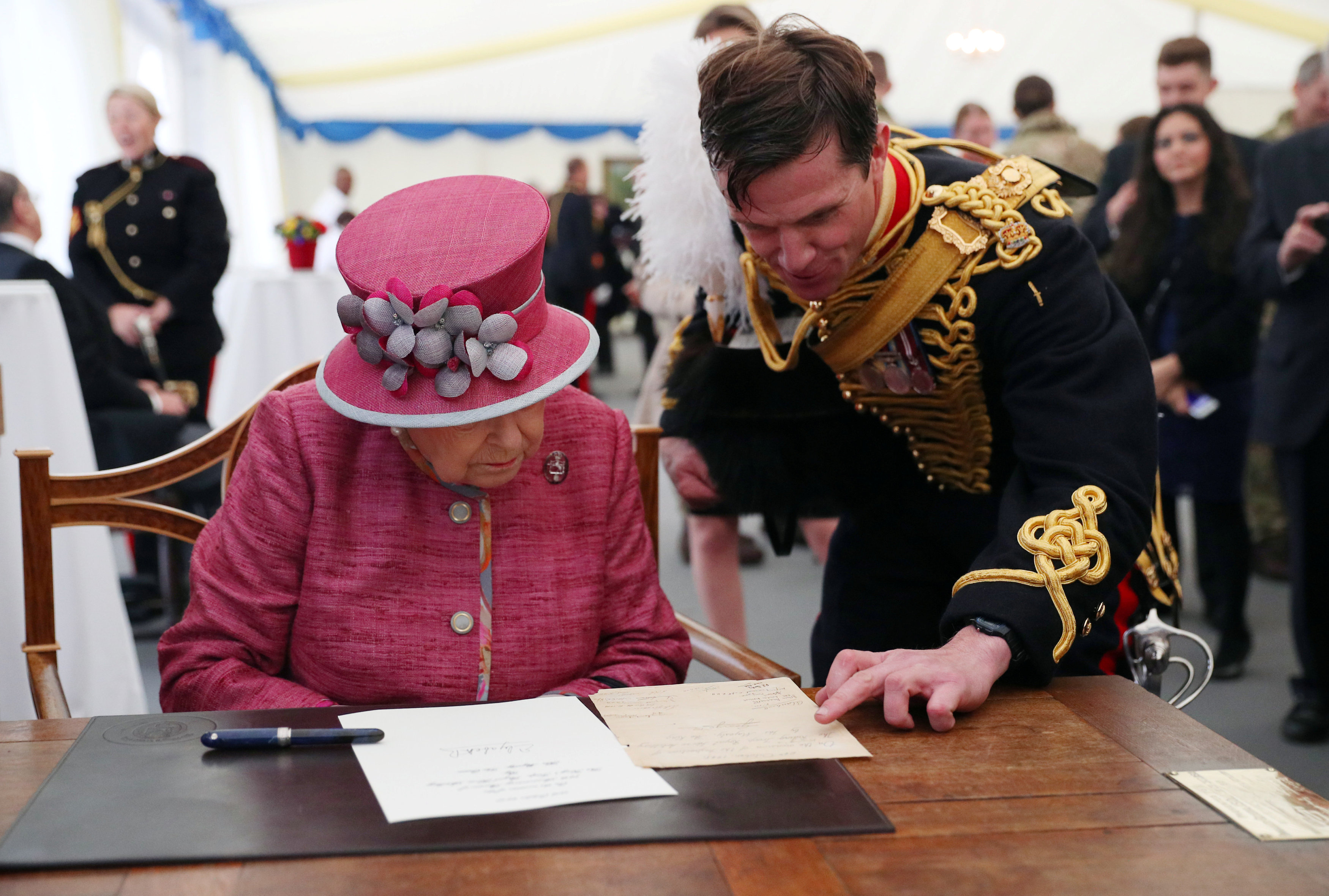جندى بالمدفعية الملكية يقرأ رسالة للملكة إليزابيث