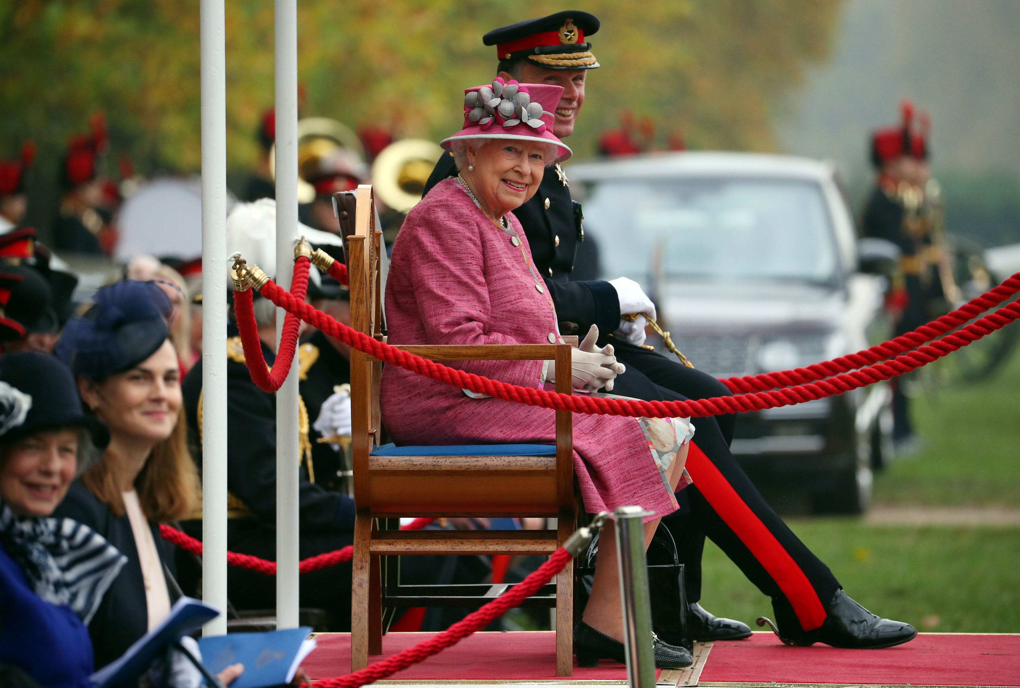 الملكة إليزابيث تحضر عرض لقوات المدفعية الملكية