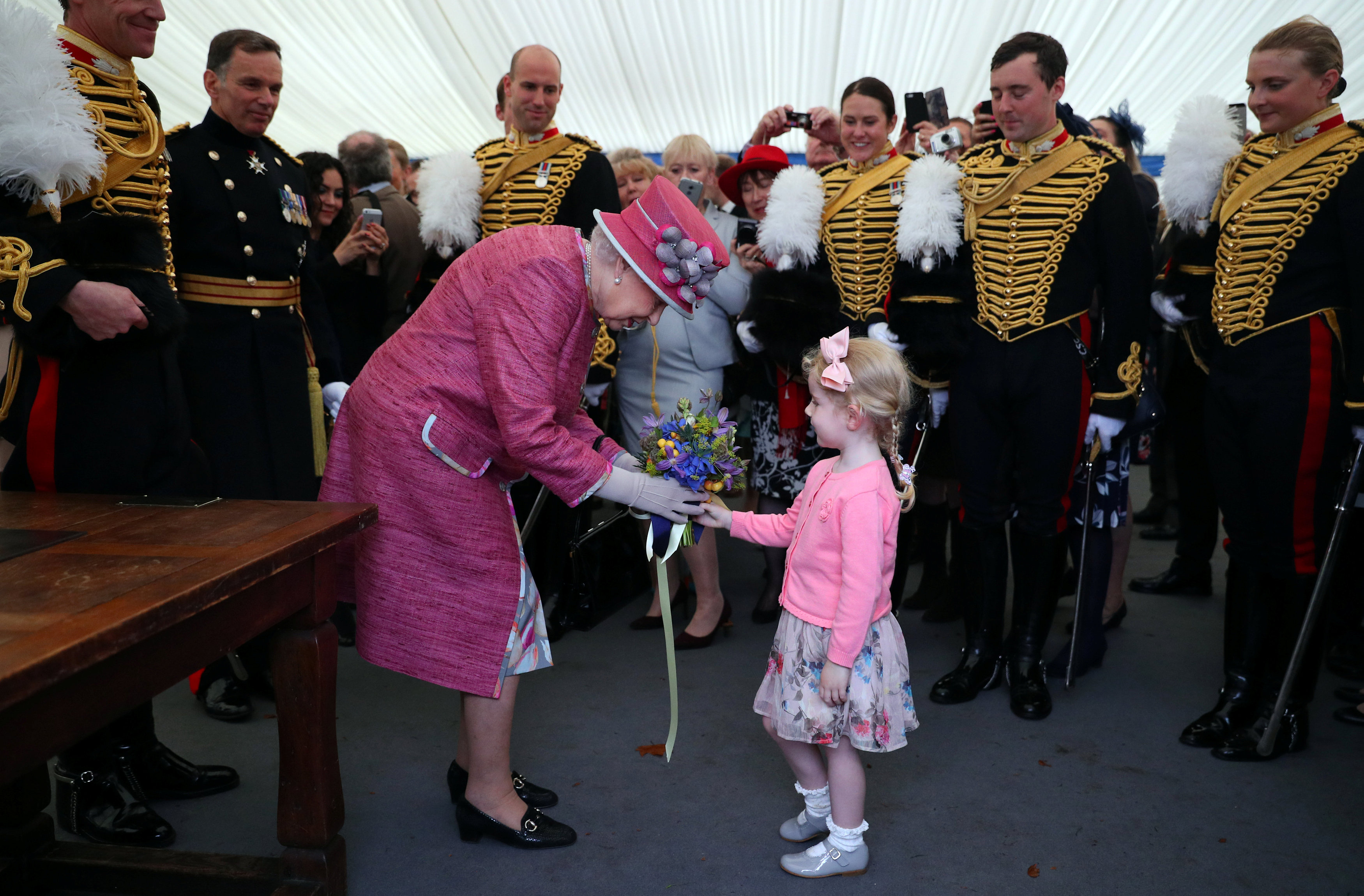 الملكة إليزابيث تصافح طفلة فى حفل قوات المدفعية الملكية