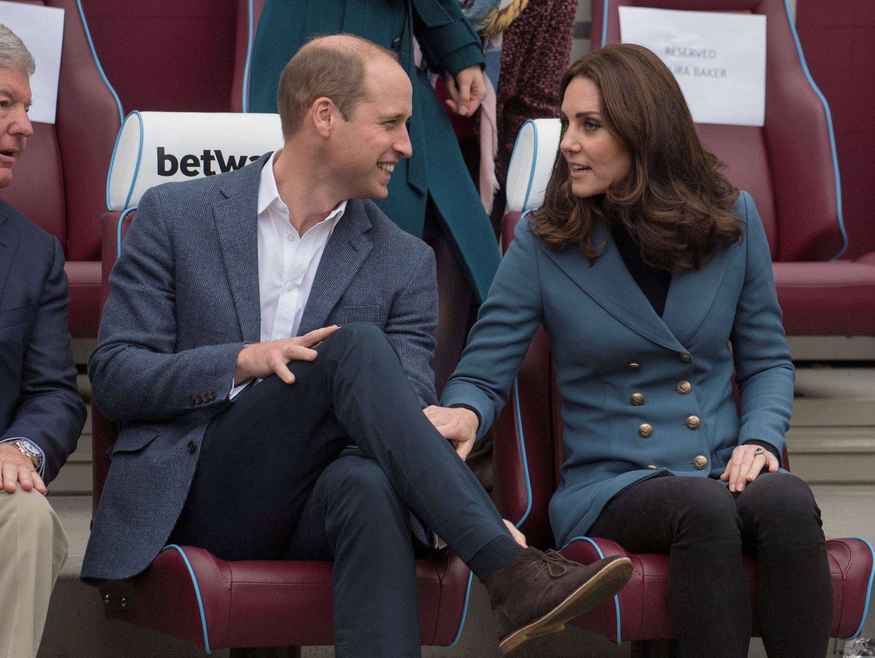 حديث بين الأمير وليام والدوقة كيت ميدلتون خلال زيارتهما وست هام يونايتد