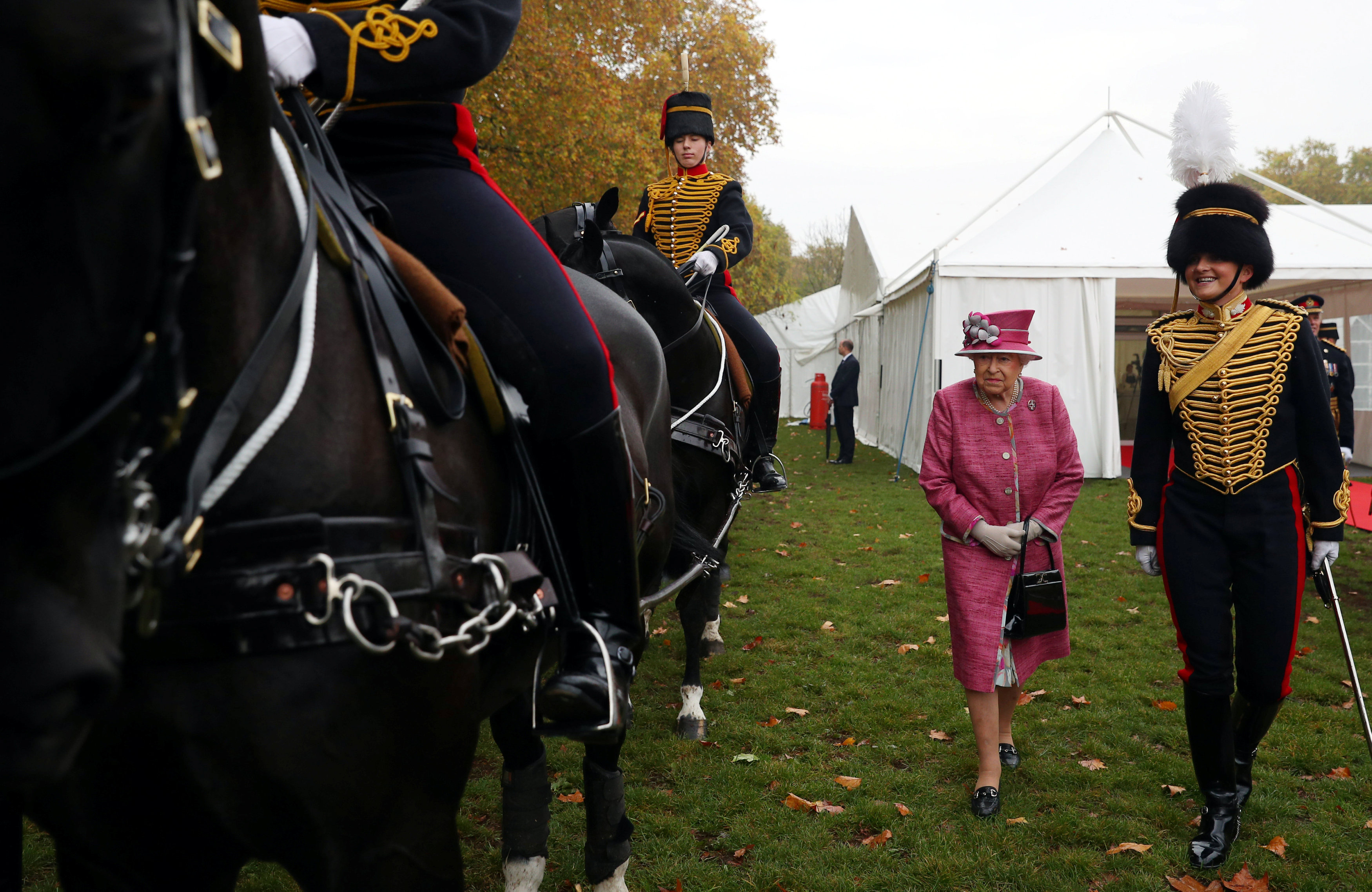 الملكة إليزابيث تتجول وسط قوات المدفعية الملكية