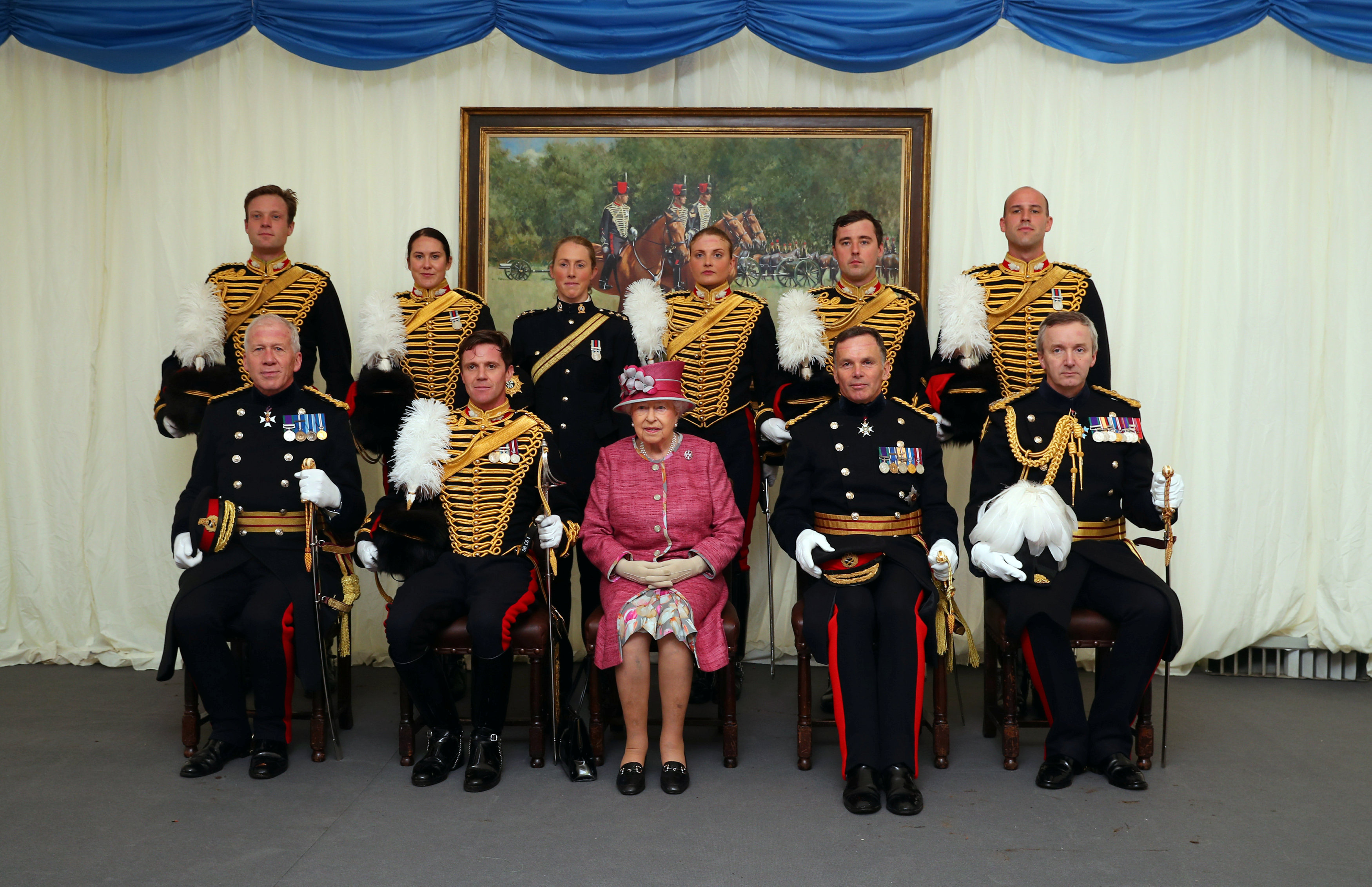الملكة إليزابيث تلتقط صورة تذكارية مع جنود سابقين بالقوات الملكية