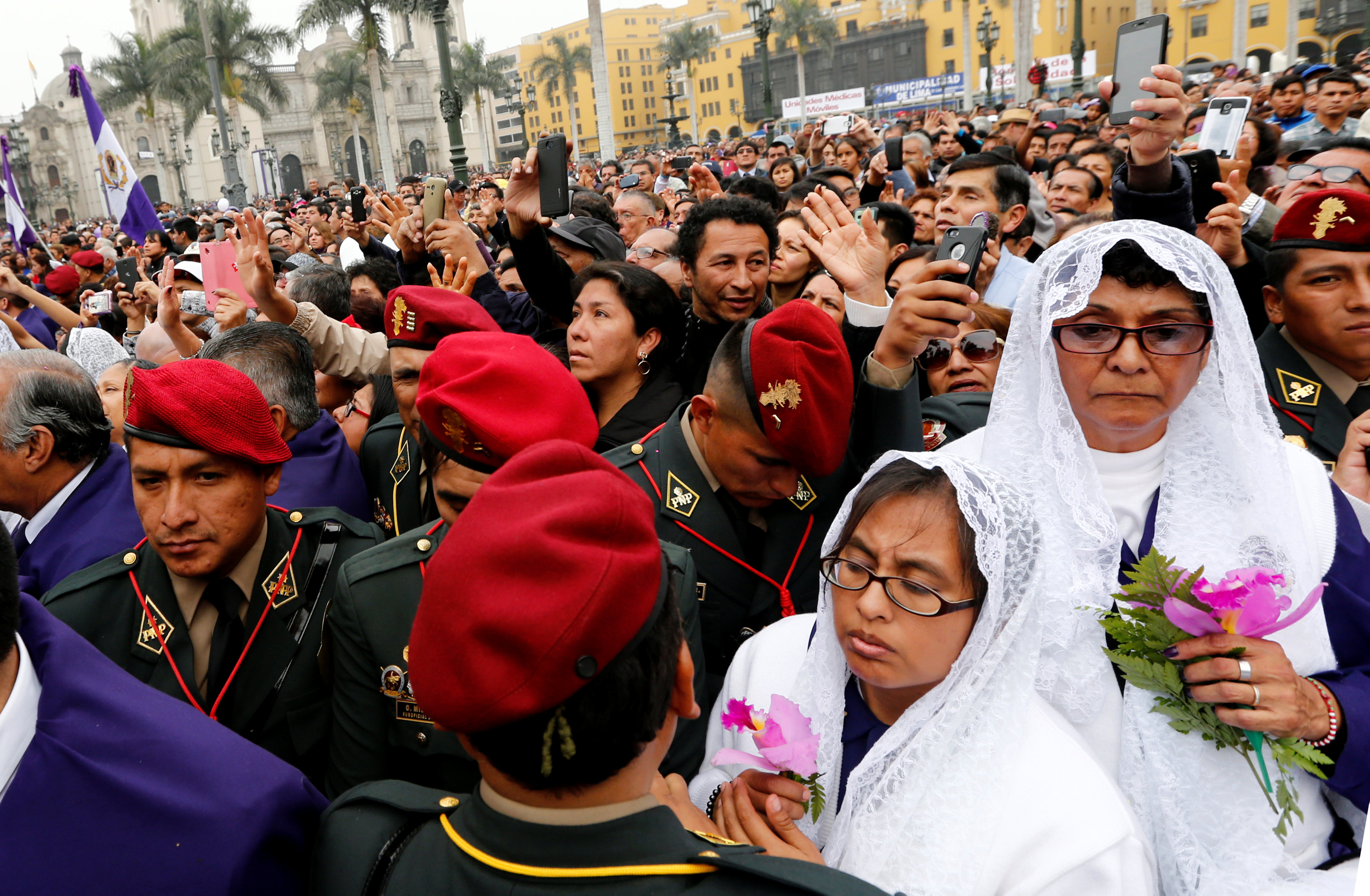 حشد كبير من السكان فى بيرو