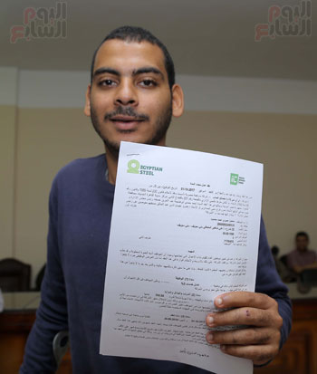 محافظ بنى سويف يسلم عقود تعيين ذوى الإعاقة بحديد المصريين (7)