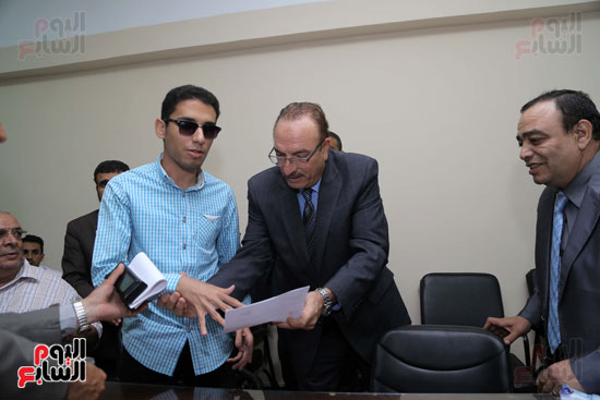 محافظ بنى سويف يسلم عقود تعيين ذوى الإعاقة بحديد المصريين (4)
