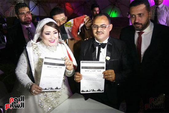 العروسان يوقعان على استمارة "عشان تبنيها"