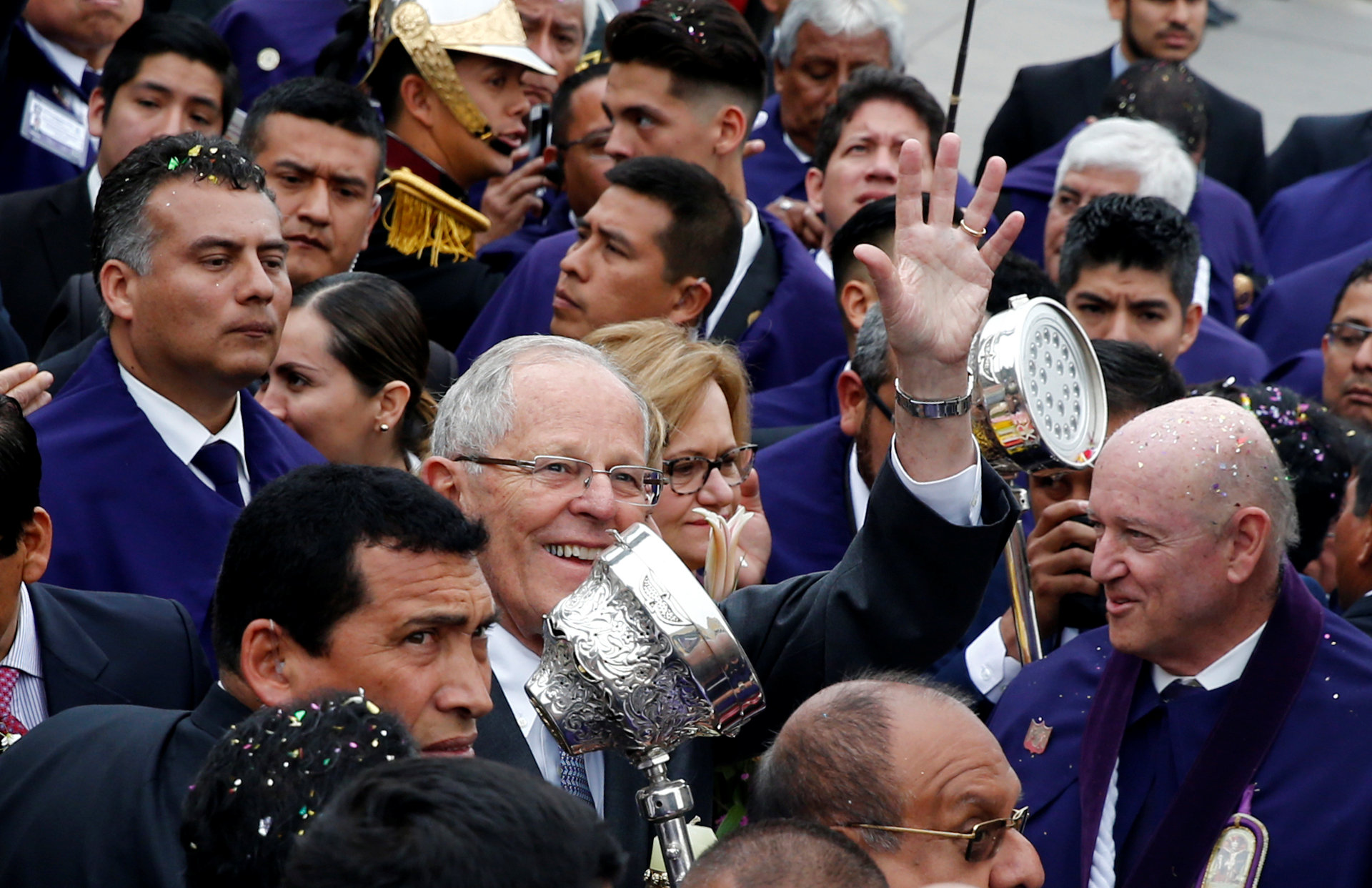 رئيس بيرو يشارك فى موكب رب المعجزات