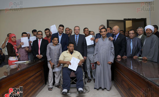 محافظ بنى سويف يسلم عقود تعيين ذوى الإعاقة بحديد المصريين (1)