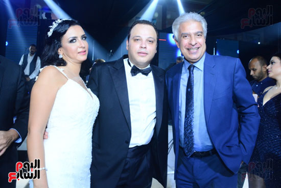 العروسان مع الإعلامى وائل الإبراشى 