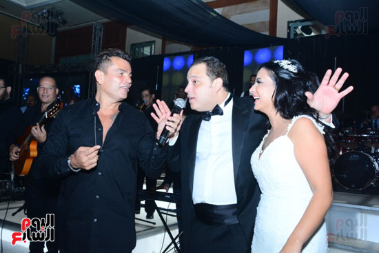 الهضبة عمرو دياب مع تامر عبد المنعم وزوجته أمينة الطوخى
